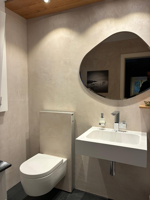 modernes naturofloor Badezimmer mit Toilette und Waschbecken